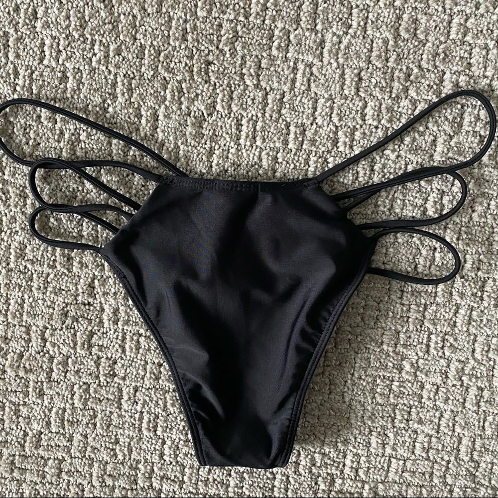 Lowrise cheeky brazilian bikini bottom